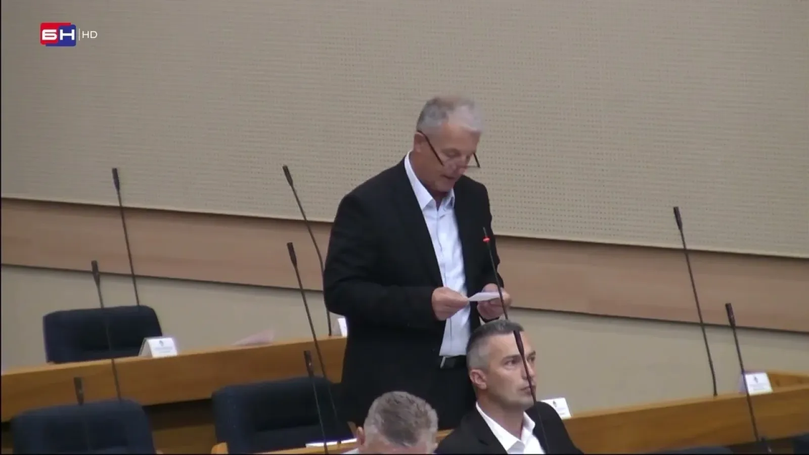 Glamočak: Nije rasprava o ljiljanima nego o ratnim simbolima na zastavama koje podstiču mržnju