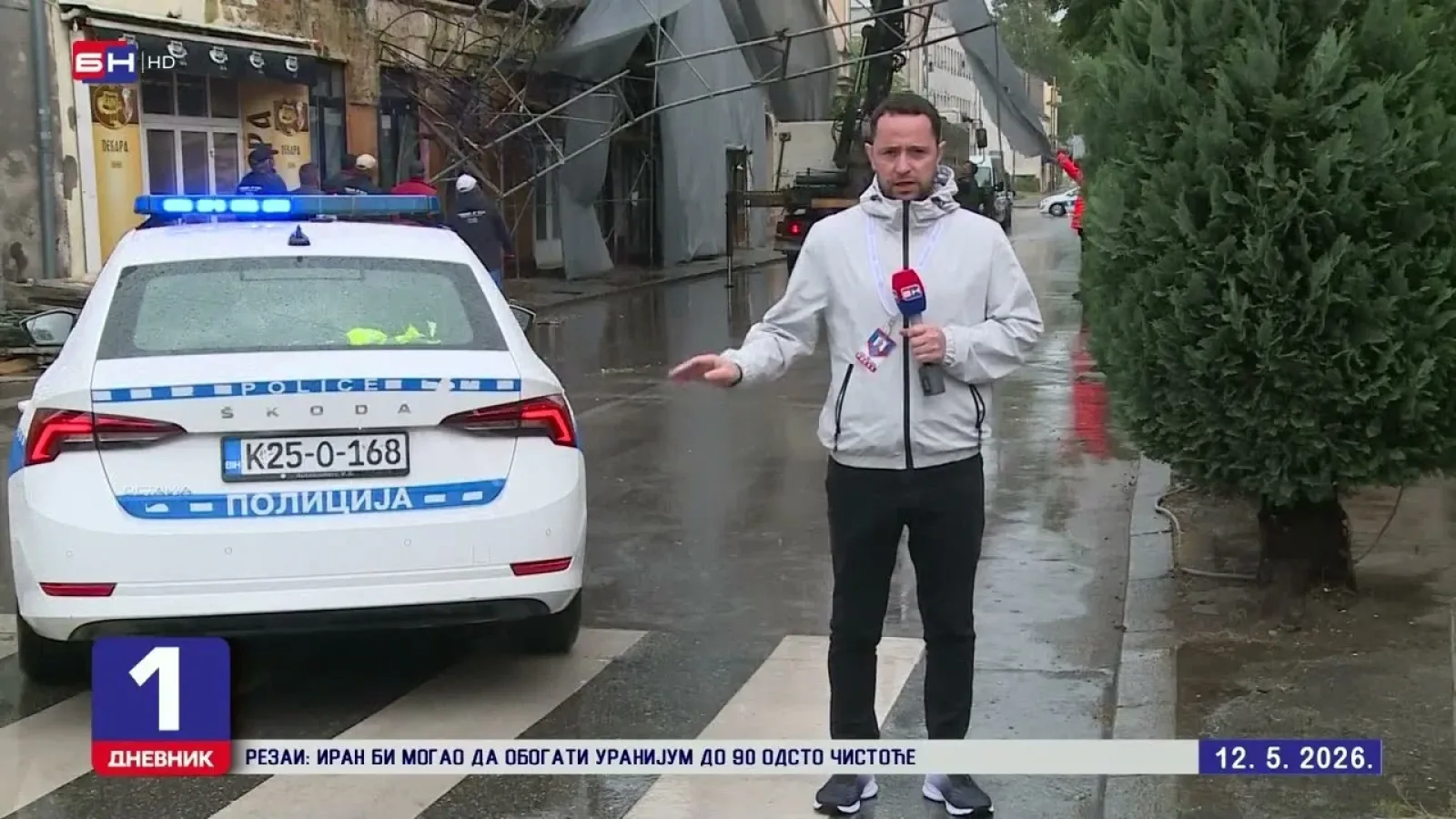 Pala građevinska skela sa objekta u centru Prijedora