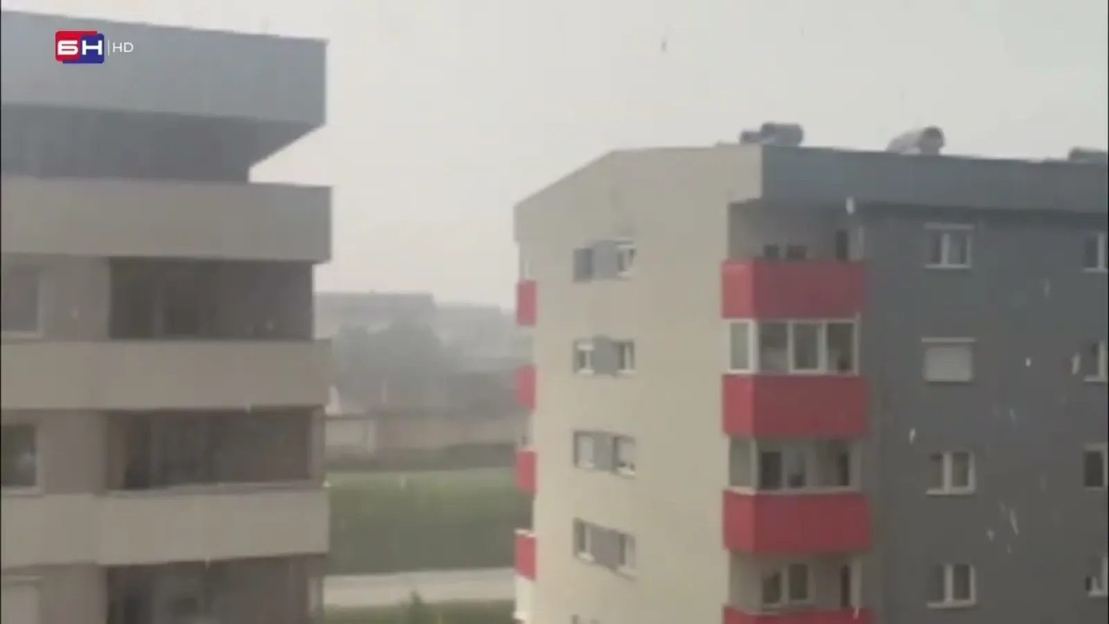 Snažno nevrijeme pogodilo Pale: Grad i jaka kiša otežali saobraćaj!