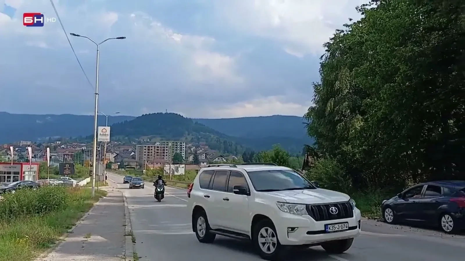 Dodik i Kostrešević stigli u hotel gdje će biti održan sastanak sa pretučenim Paljanima
