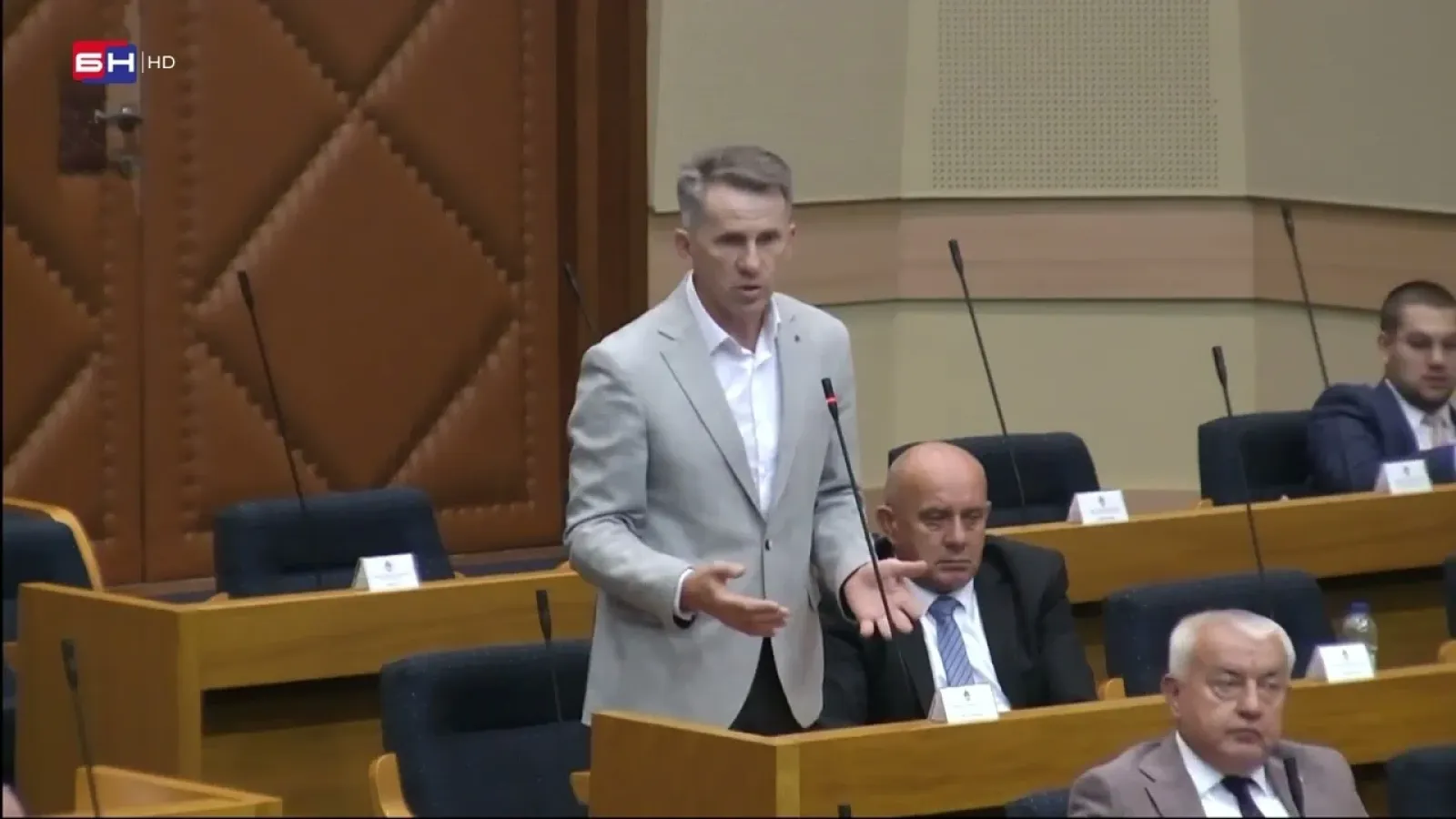 Dubravac: Klonimo se Amerike i velikih sila, dogovarajmo se među sobom!