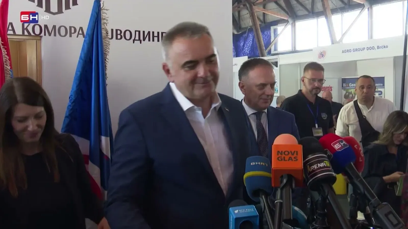 Minić presrećan što nije oborio mikrofon BN TV 😂