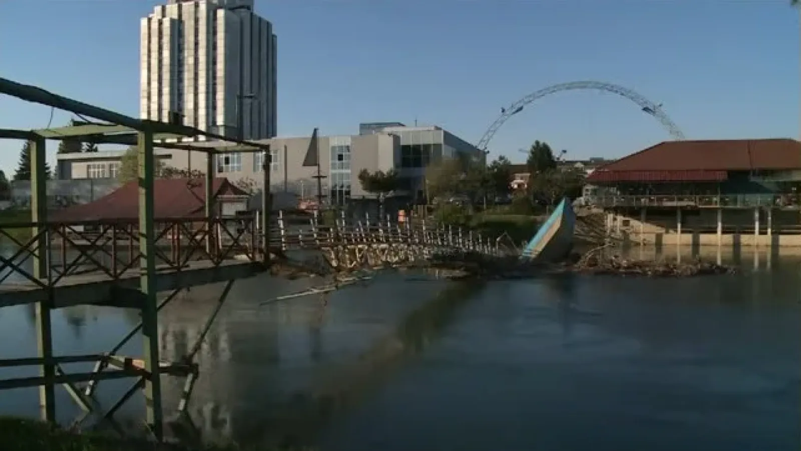 Приједор: Срушио се пјешачки мост због неочишћеног корита ријеке Сане