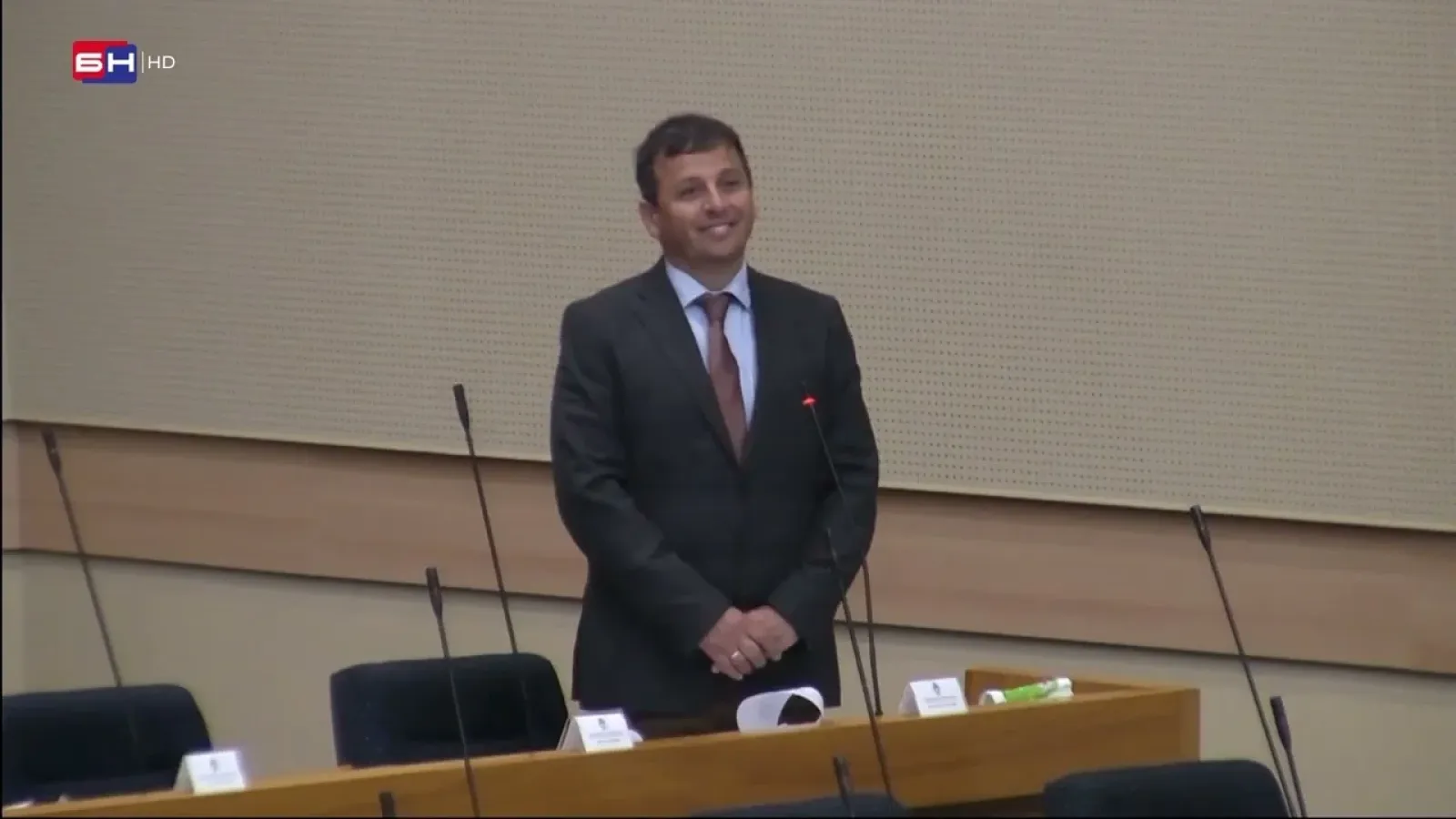 Vukanović: Pričate o nekoj stabilnosti, a ovamo se zadužujete na sve strane po ogromnim kamatama!