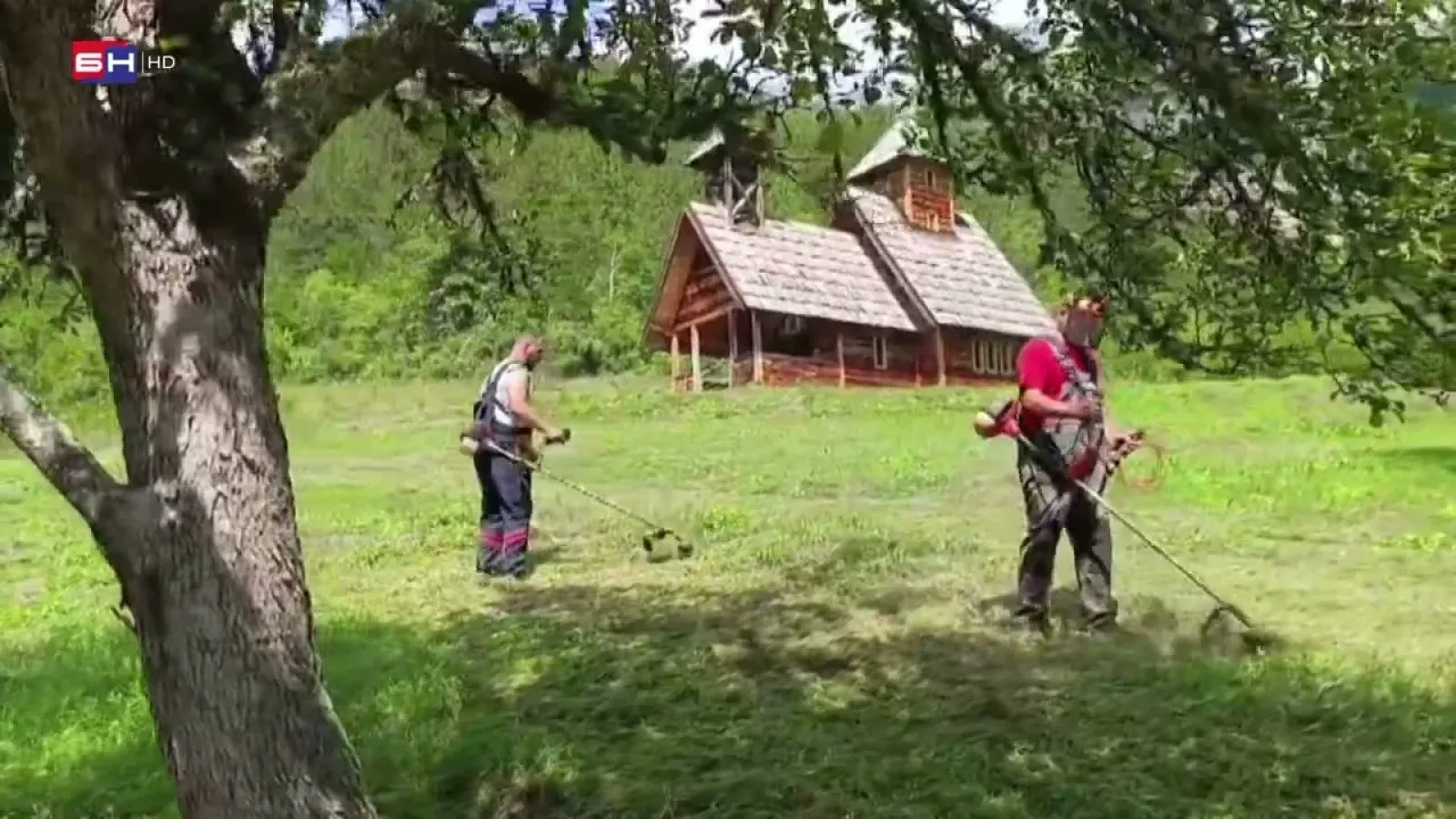 Pripreme za 17. sabor bratstva Tasića kod crkve brvnare u selu Bijela kod Višegrada.