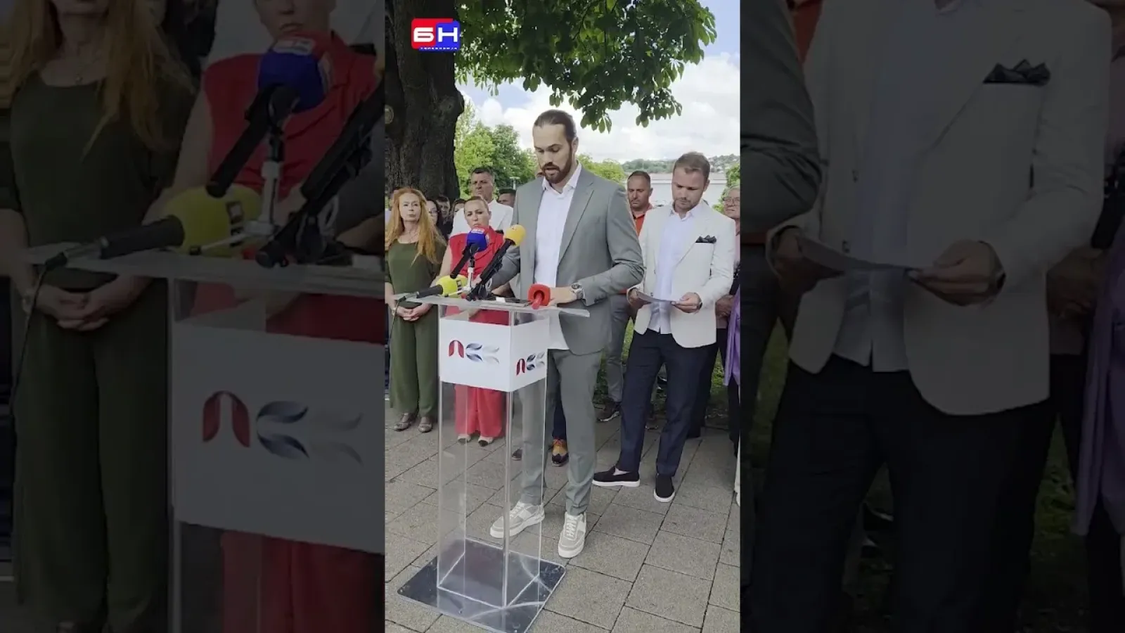 PRESS konferencija Pokreta sigurna Srpska u parku Narodnih heroja u Doboju, o nezavršenim projektima
