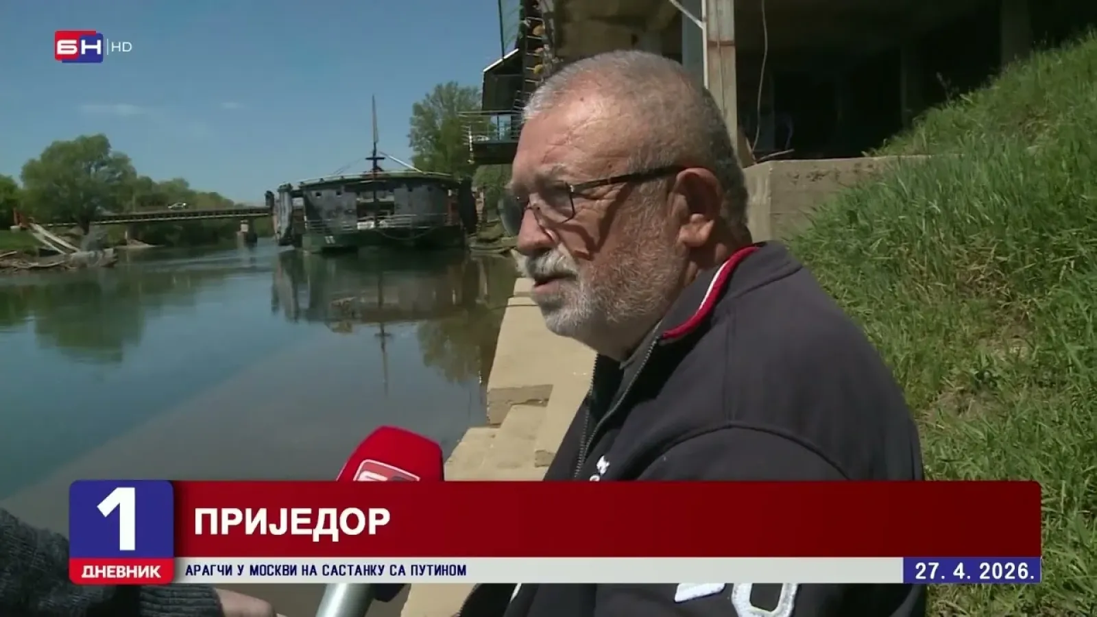 Nadležni u Prijedoru ne preduzimaju ništa povodom nanosa smeća koju su na rijeci Sani srušili most