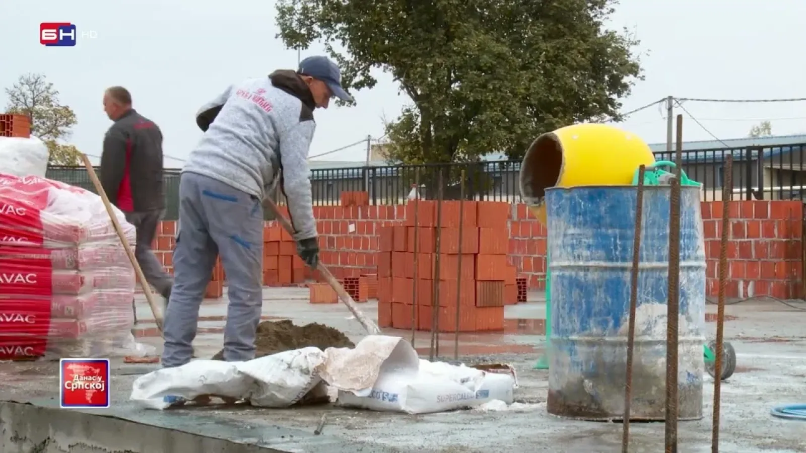 JP "Slobodna zona" iz Šamca obavlja više komunalnih djelatnosti, jedna od njih je pogrebna