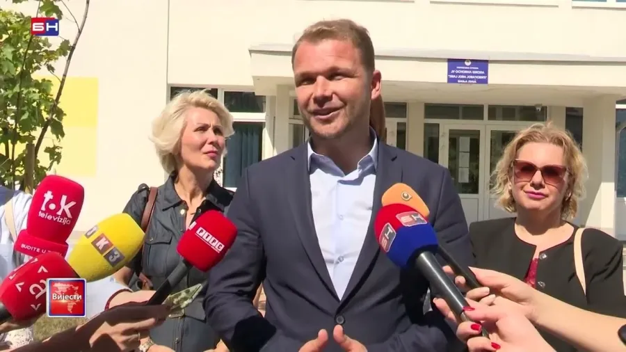 У свим основним и средњим школама у Републици Српској данас је почела нова школска година