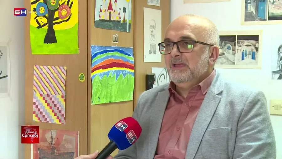 Profesor iz Istočnog Sarajeva objavio knjigu "Lutke se ne čuvaju u izlogu", koja budi snažne emocije