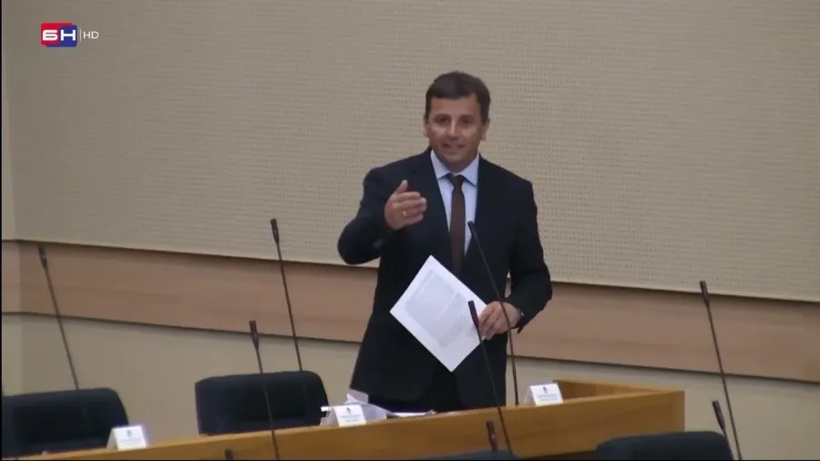 Vukanović: Vi sjedite sa najbogatijim Bošnjakom koji vam finansira kampanje i posuđuje pare!