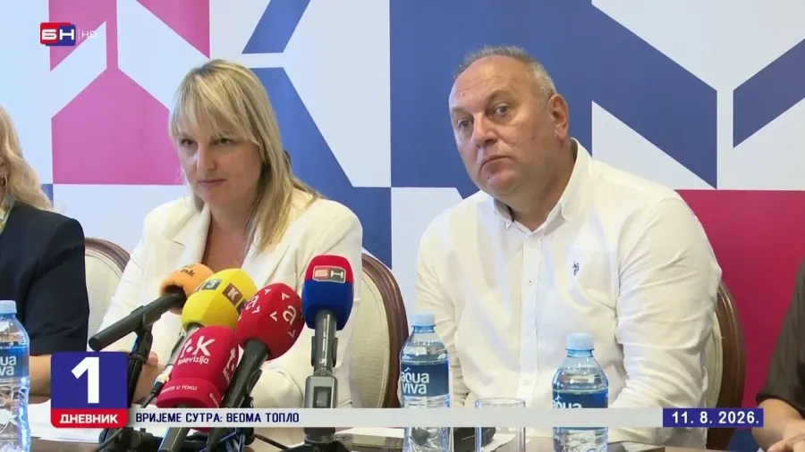Минић дијелио уџбенике у ОШ "Станко Ракита" у Бањалуци