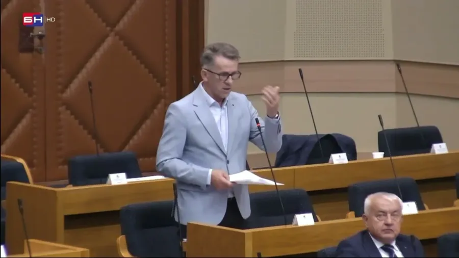 Dubravac: Moto ove vlasti glasi "Hvali selo drž' se grada, hvali seosku muku pa bježi u Banjaluku!"
