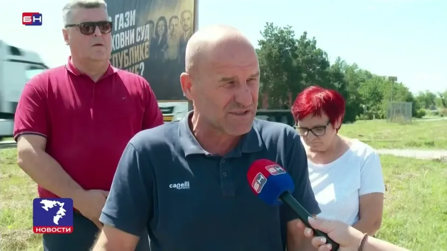 Мјештани Подновља спријечили сјечење билборда