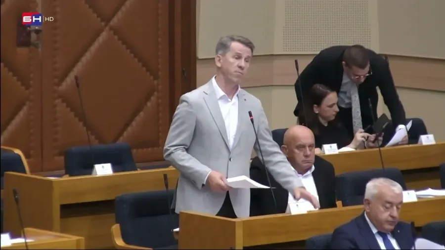 Дубравац: Младе људе фрустрира што се кадрови бирају искључиво по политичкој линији