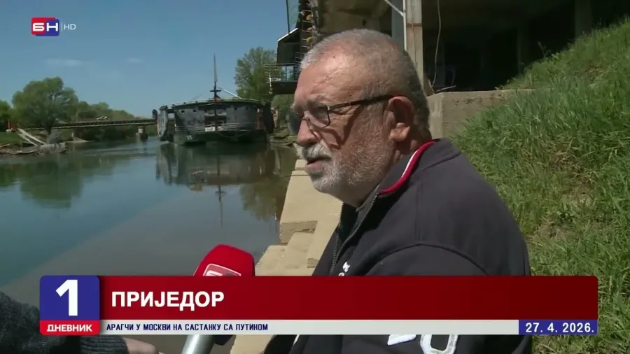 Nadležni u Prijedoru ne preduzimaju ništa povodom nanosa smeća koju su na rijeci Sani srušili most